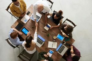 Menschen am PC arbeiten zusammen