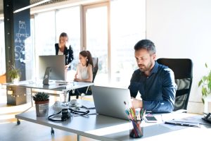 Mitarbeiter arbeiten zusammen im Büro