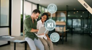 Zwei Menschen sitzen und arbeiten glücklich zusammen an einem Laptop. Neben ihnen erscheinen Blasen mit KI und KI-Symbolen. Über dem Bild liegt ein kleiner Banner: NEU