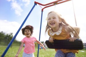 Kinder spielen zusammen